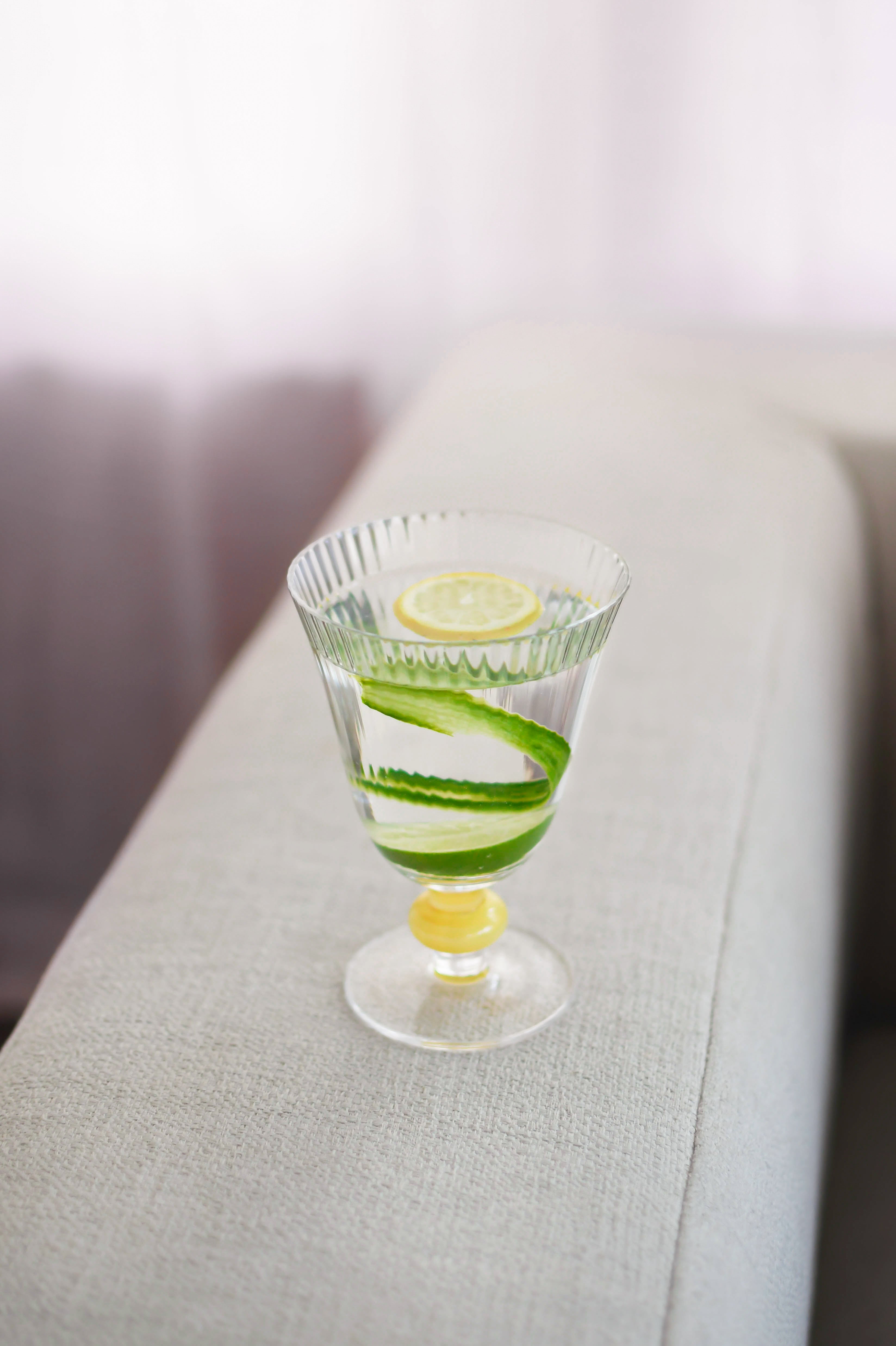 Garden drikkeglas på fod, klar/gul - H13,5 cm.